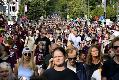 Defilé geopend met minuut stilte • EHBO waarschuwt voor valpartijen • Wandelaars zijn vertrokken