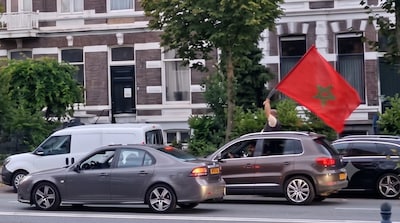 Dertig boetes voor Marokkaanse voetbalfans na gevaarlijk rijgedrag, politie houdt nu extra controles