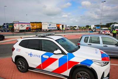 Grote politiecontrole in de regio levert tientallen sloffen illegale sigaretten, een mes en duizende