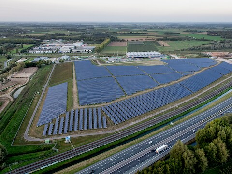 Zonnepark op de oude stortplaats van AVRI bij Tiel, langs de A15