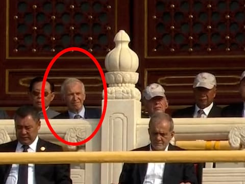 Vlakbij Xi, Poetin en Kim Jong-un zit een opvallende man: de oud-premier van België bij parade in Peking