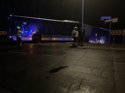 U-bocht van Duitse chauffeur vlak over grens gaat mis: angstige momenten voor passagiers van lijnbus