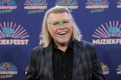 Afscheid volkszanger René Karst aangepast om grote belangstelling publiek