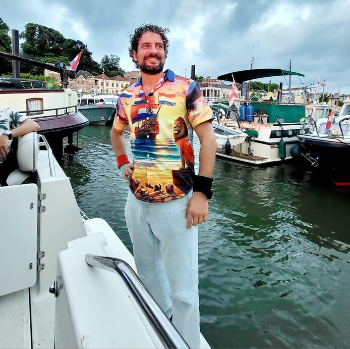 roberto-haak-op-een-boot-in-de-nijmeegse-lindenberghaven