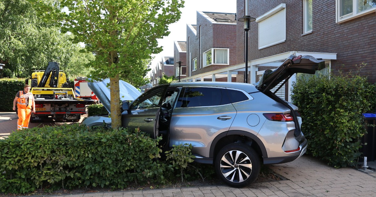 Auto rijdt plots naar voren tijdens parkeren in Waspik: balk van carport boort zich in de voorruit