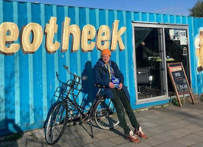 Utrechter Pet tovert blauwe container om tot videotheek: ‘Ik geef oude dvd’s een tweede leven’