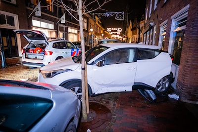 Automobilist crasht in centrum van Doesburg na achtervolging