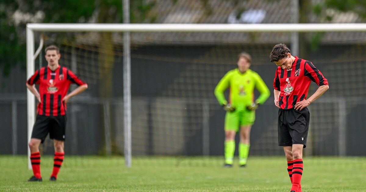 Voetbaloverzicht: Wadenoijen laat eerste kans op titel liggen, Theole voorkomt kampioensfeestje De M