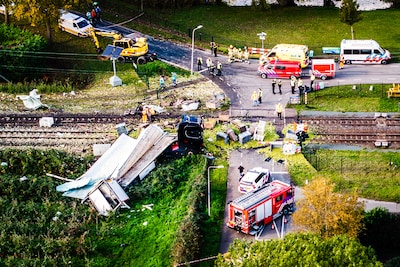 Volle NS-intercity crasht op vrachtwagen vol peren, vijf gewonden, ravage groot: ‘Machinist dook net op tijd weg’