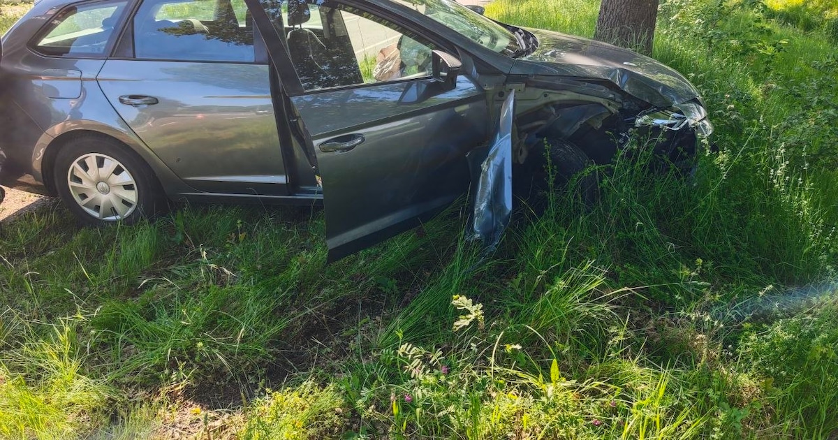 Auto botst tegen lantaarnpaal in Westendorp