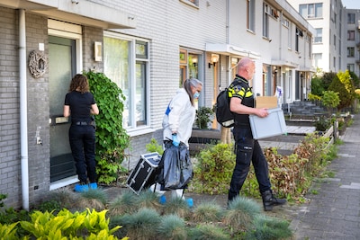 serie-afgekocht-adr-dg20250430-1954-arnhem-30-april-2025-politie-heeft-onderzoek-in-een-woning-aan-de-haya-van-someren-downerstraat-in-de-wijk-rijkerswoerd-zojuist-afgerond-links-wordt-de-deur-verzegeld-in-deze-woning-is-dinsdagavond-vermoedelijk-een-vrouw-door-een-misdrijf-om-het-leven-gekomen-dgfoto-foto-gerard-burgers