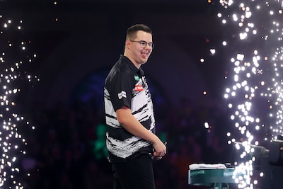 Fenomenale Gian van Veen na zinderend gevecht met Gary Anderson naar finale WK darts: ‘Kan wel janken’