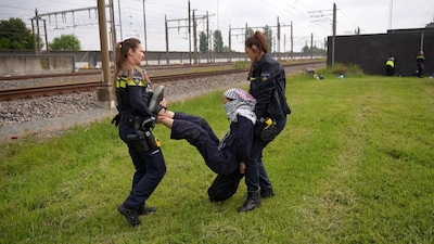 Twee vrouwen krijgen boete na blokkade van Betuweroute, maar niemand weet waar het vonnis heen moet