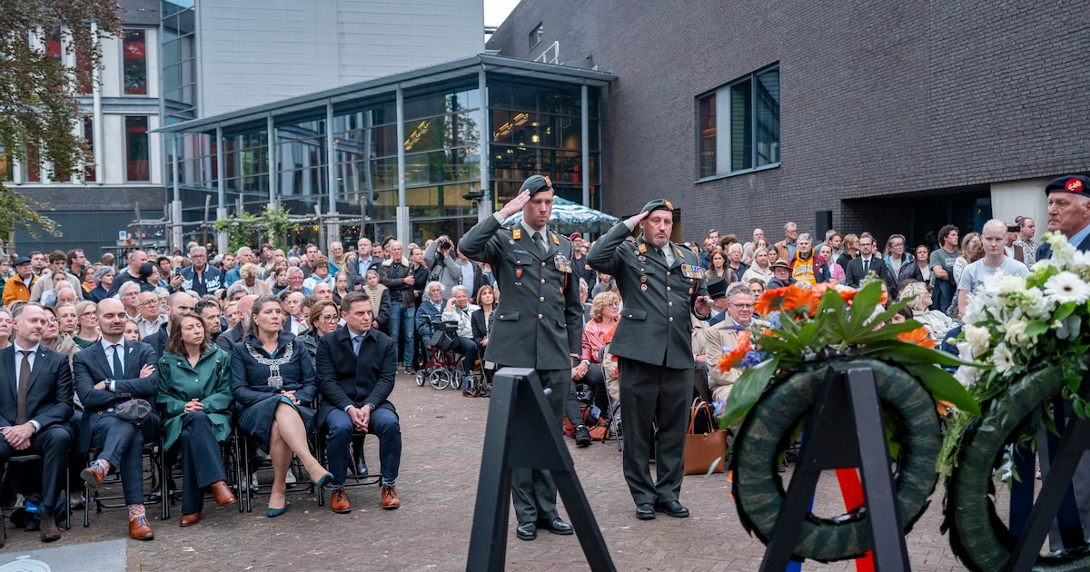 Kerkklok verstoort dodenherdenking in Tilburg: ‘Menselijke fout en heel stom, dit gaat nooit meer ge