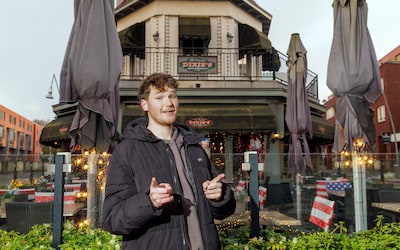 Een zwiep aan het rad bepaalt wat influencer Okke gaat eten: ‘We hebben ook de wc’s beoordeeld’