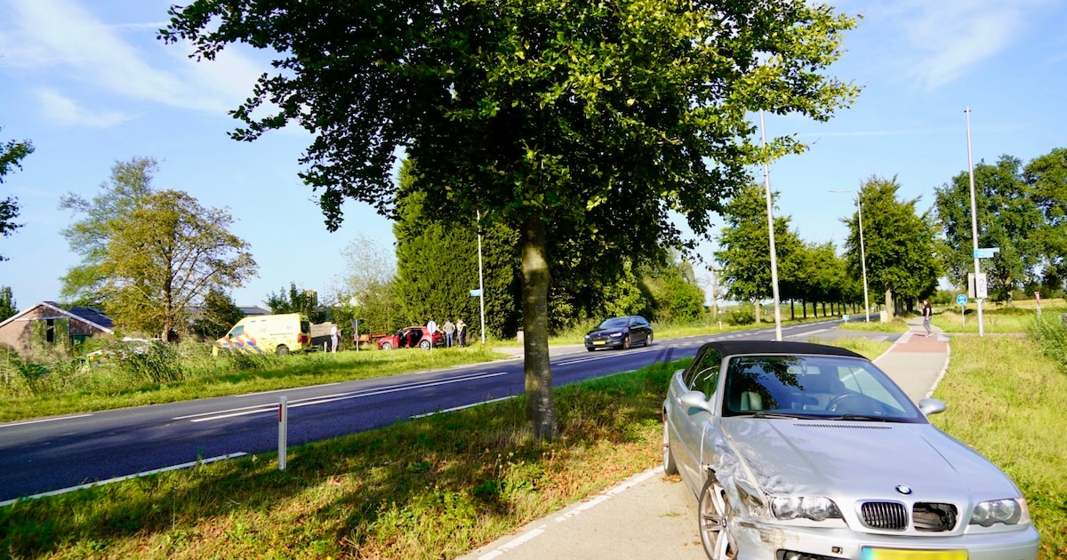 Auto belandt op fietspad bij ongeluk in Oeffelt.