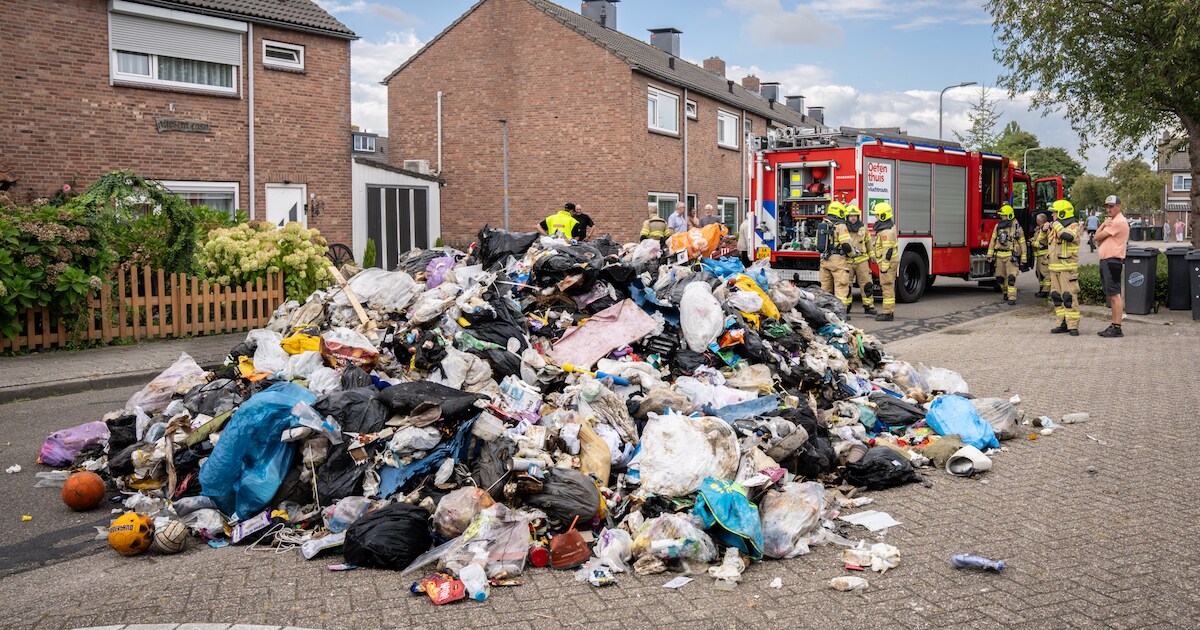 Dat stinkt! Grote berg afval op straat, inclusief afgedankte voetballen