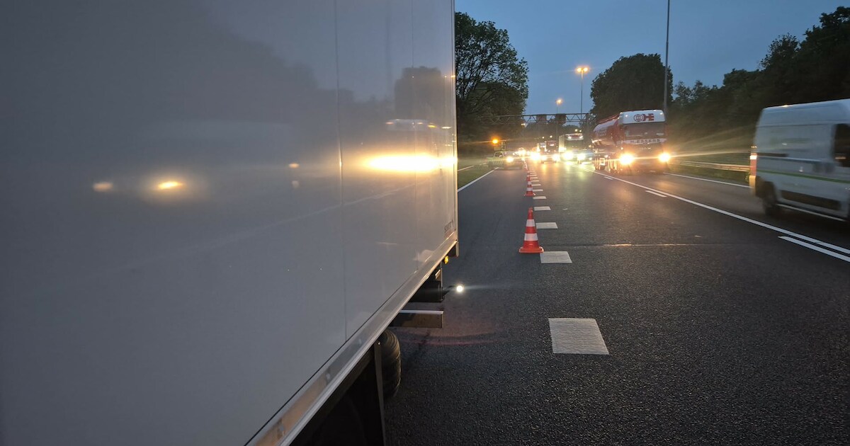 Vrachtwagen met pech op de A27 bij Werkendam weggehaald, weg weer vrijgegeven