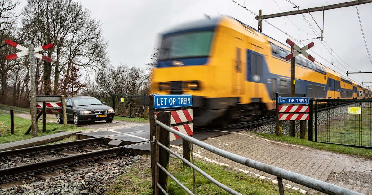 Onbewaakte spoorwegovergangen in de regio op de schop: treinen rijden minder hard en bellen voor ove