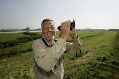 Vogelkenner en presentator Nico de Haan (78) overleden