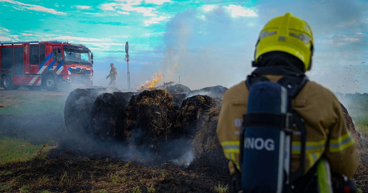 Hooibalen vatten vlam in Eefde, rook in wijde omgeving te zien