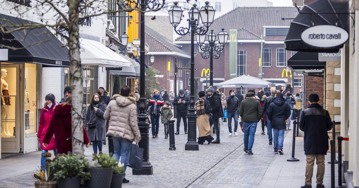 Drukte bij outlet Roermond op druilerige paaszondag: ‘Dit zijn altijd ...