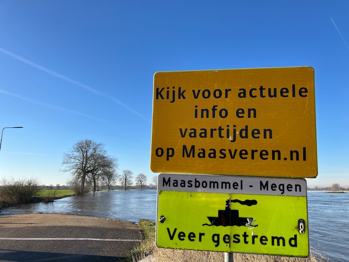 Hoog water in Megen, pontje Maasbommel uit de vaart | Brabant ...
