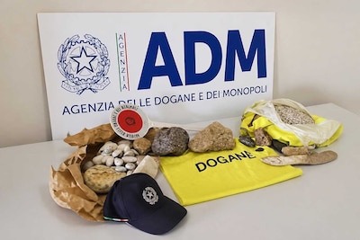 Franse toerist probeert 40 kilo zand van strand Sardinië mee te smokkelen, riskeert boete tot 3000 euro