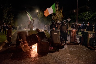 Drie agenten gewond en tientallen arrestaties bij tweede nacht onrust in Dublin