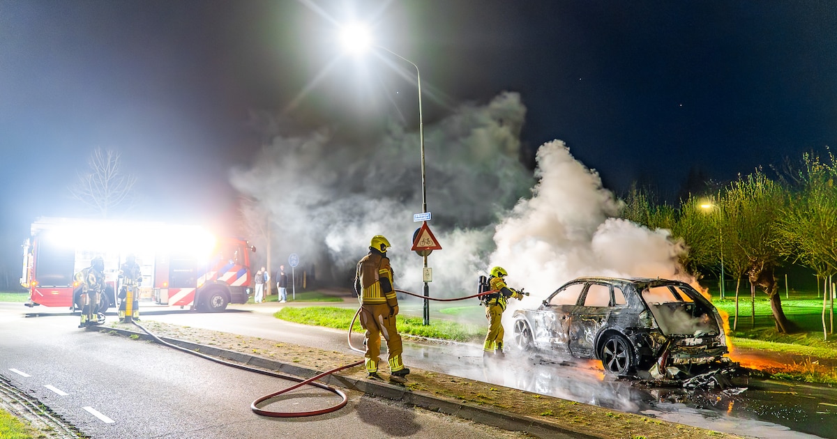 Auto vliegt in brand tijdens rijden in Hernen