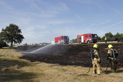Rijstrook dicht na bermbrand A73, vertraging loopt op tot ruim een uur