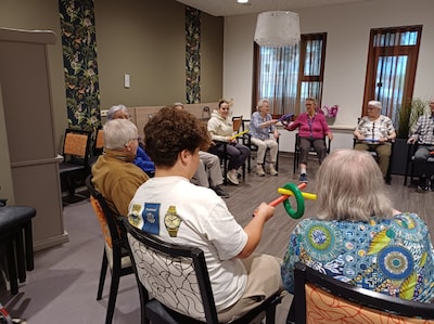 Leerlingen Mondriaan College helpen in ouderenzorg in Oss