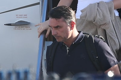 Gevluchte Flávio Bolsonaro zegt slachtoffer te zijn van ‘vervolging’, negeert onderzoeken naar witwassen en corruptie