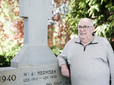 Alfred (78) stelt jongeren simpele vraag bij oorlogsmonument en schrikt: ‘Ze weten niet waarom het er staat’