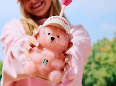Starbucks-bekers in de vorm van een teddybeer worden voor grof geld doorverkocht op internet