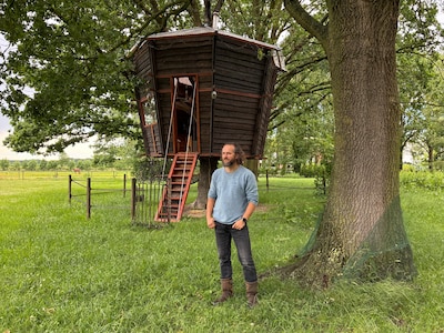 Kijk rond in 360°: Andy bouwde zijn jongensdroom, nu is die boomhut alle weekenden volgeboekt