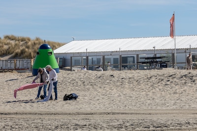 Eerste warme dag van het jaar, gasten weten het strand weer te vinden: ‘We hebben echt geluk’
