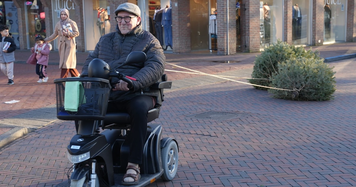 Van fiets tot scootmobiel: zo werden kerstbomen ingezameld in Bunschoten