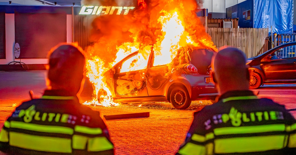 Metershoge vlammen slaan uit auto bij brand in Wijchen