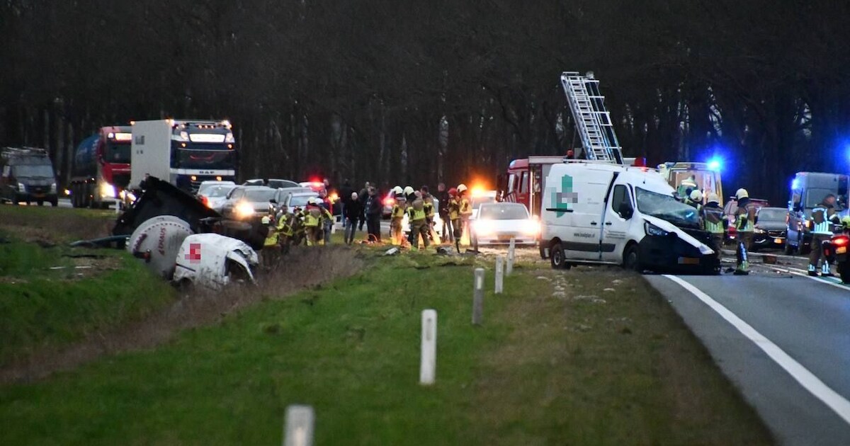 Twee doden bij ernstig ongeluk op provinciale weg in Overijssel