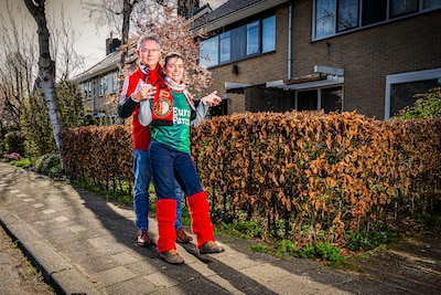 Vader Theo en dochter Joanne met cerebrale parese lopen als ‘Siamese tweeling’ naar Feyenoord, elke wedstrijd