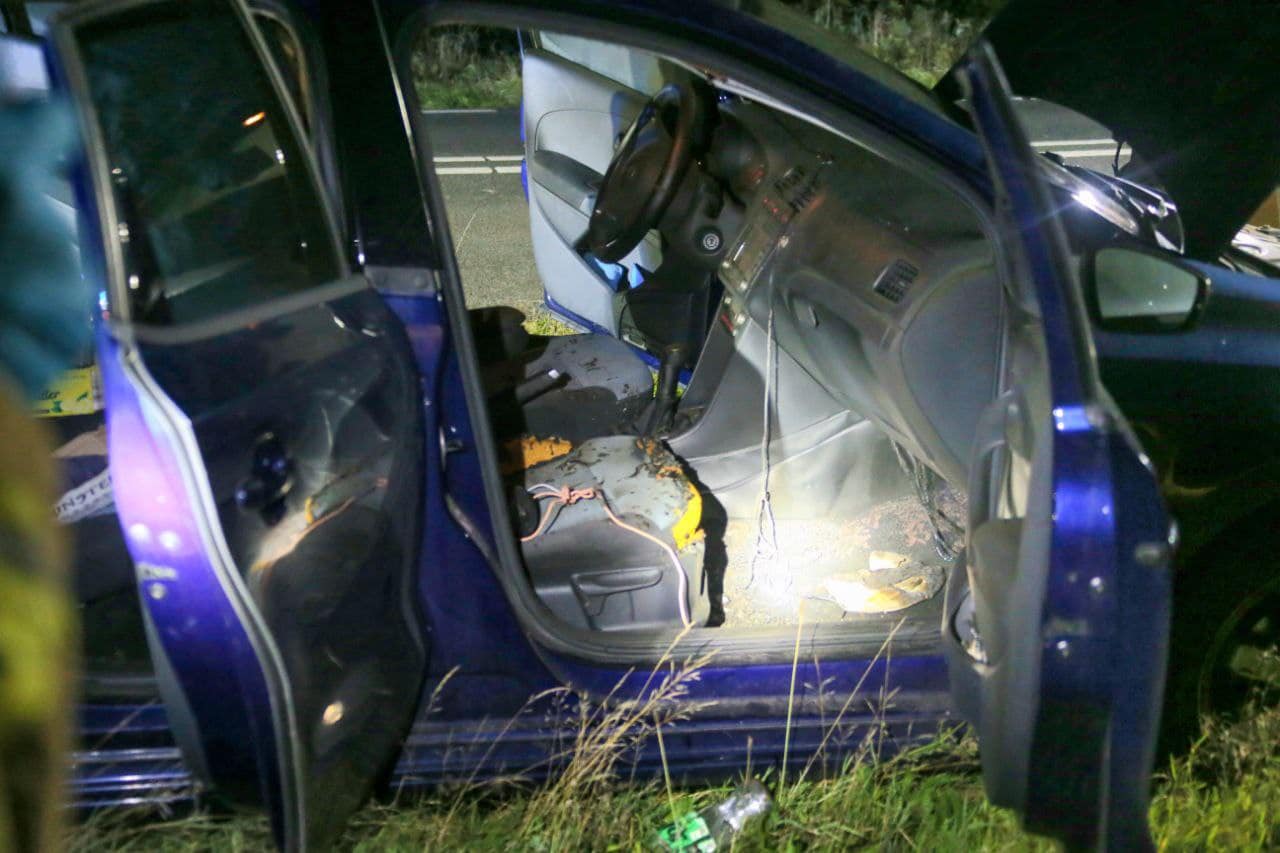 De auto is flink beschadigd als gevolg van de knal.