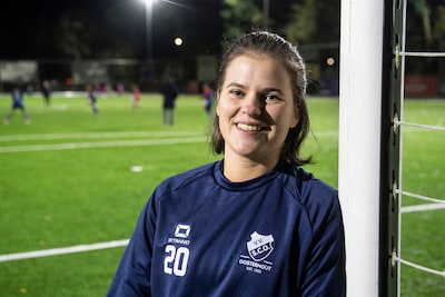 Isa (24) is niet meer welkom bij mannenteam: ‘Niet omdat ik niet kan voetballen, maar omdat ik een vrouw ben’