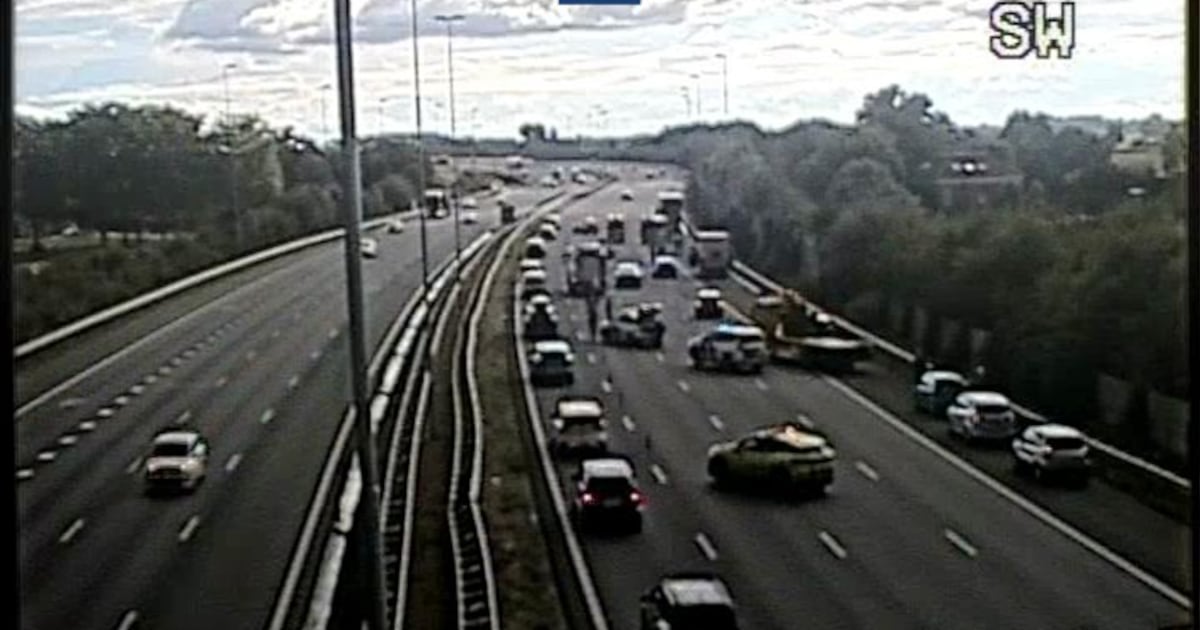 Verkeershinder op A50 door ongeluk tussen meerdere voertuigen.