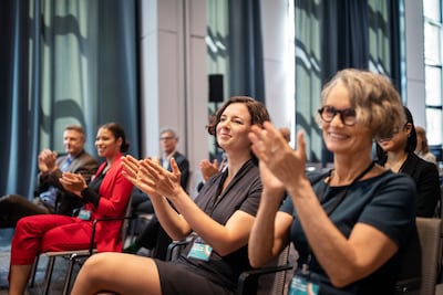 Richmonde (76) ontdekte pas na scheiding hoeveel potentie ze had: ‘Ik brak dwars door alle plafonds heen’