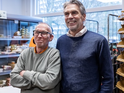 Premier Schoof onder de indruk na bezoek aan voedselbank Utrecht: ‘Lijkt me leuk dit werk te doen’