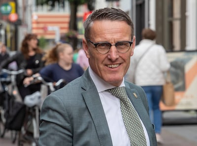 Hij ontving na opstappen zijn salaris van 11.000 euro nog maandenlang, maar oud-burgemeester ‘wilde 