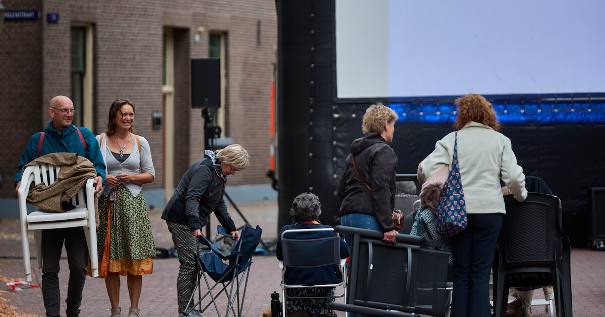 In Lochem staat een enorm scherm op een leeg plein: binnen een uur schuiven 200 mensen aan