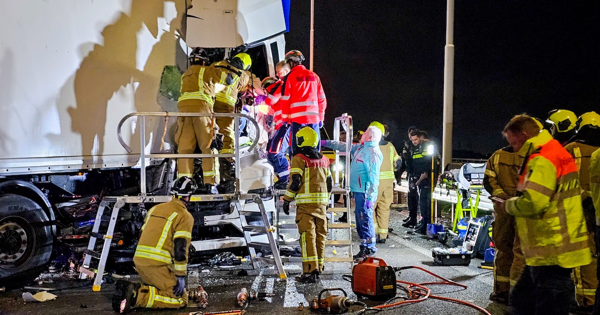 Truckchauffeur heeft Netflix-serie op telefoon aan staan tijdens zware botsing op Moerdijkbrug.