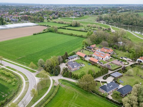 Het terrein aan de Zandsestraat waar de noodopvang moet komen.